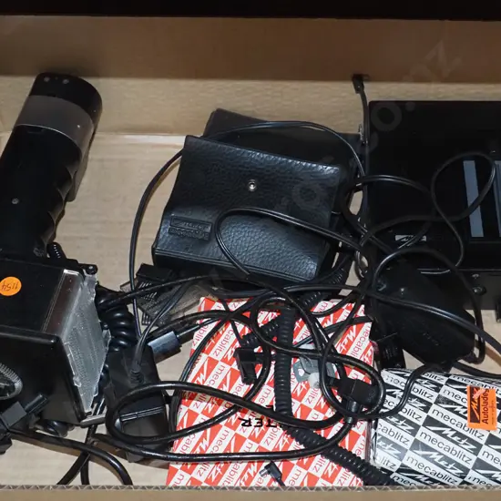 Metz camera flash with accessories & cables (poor condition)