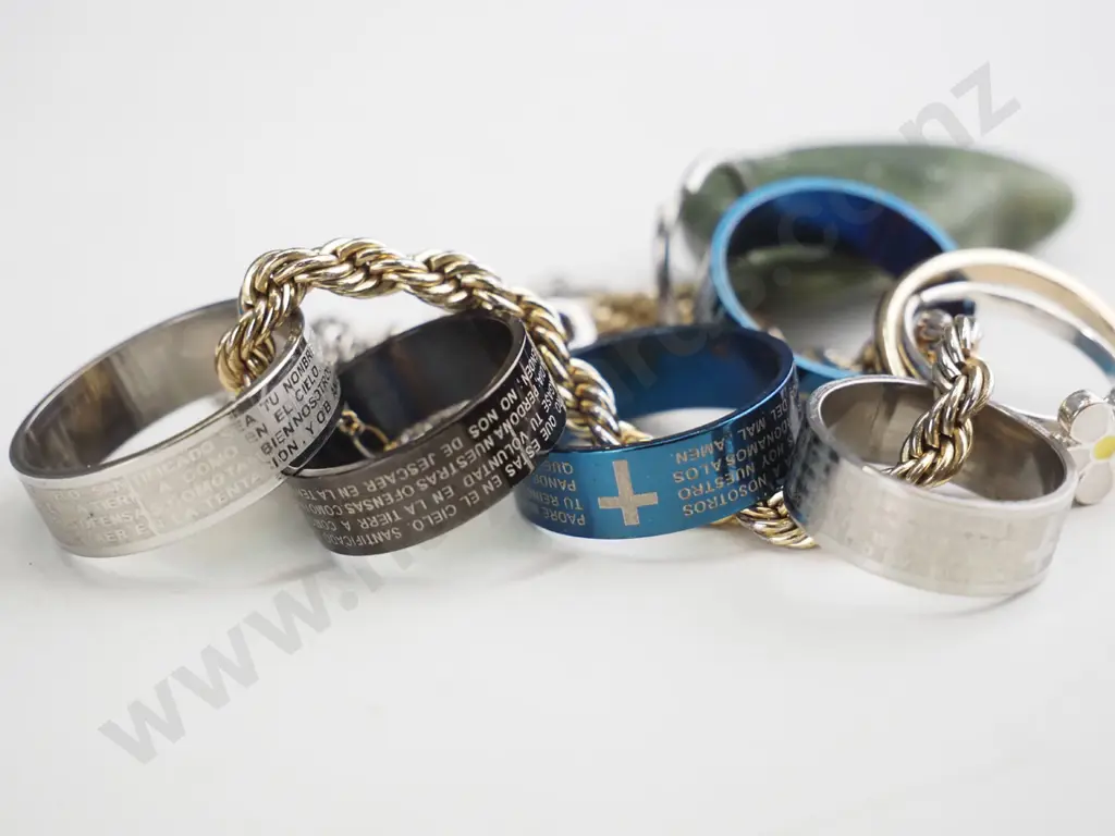 Bag of costume jewellery Image 1++