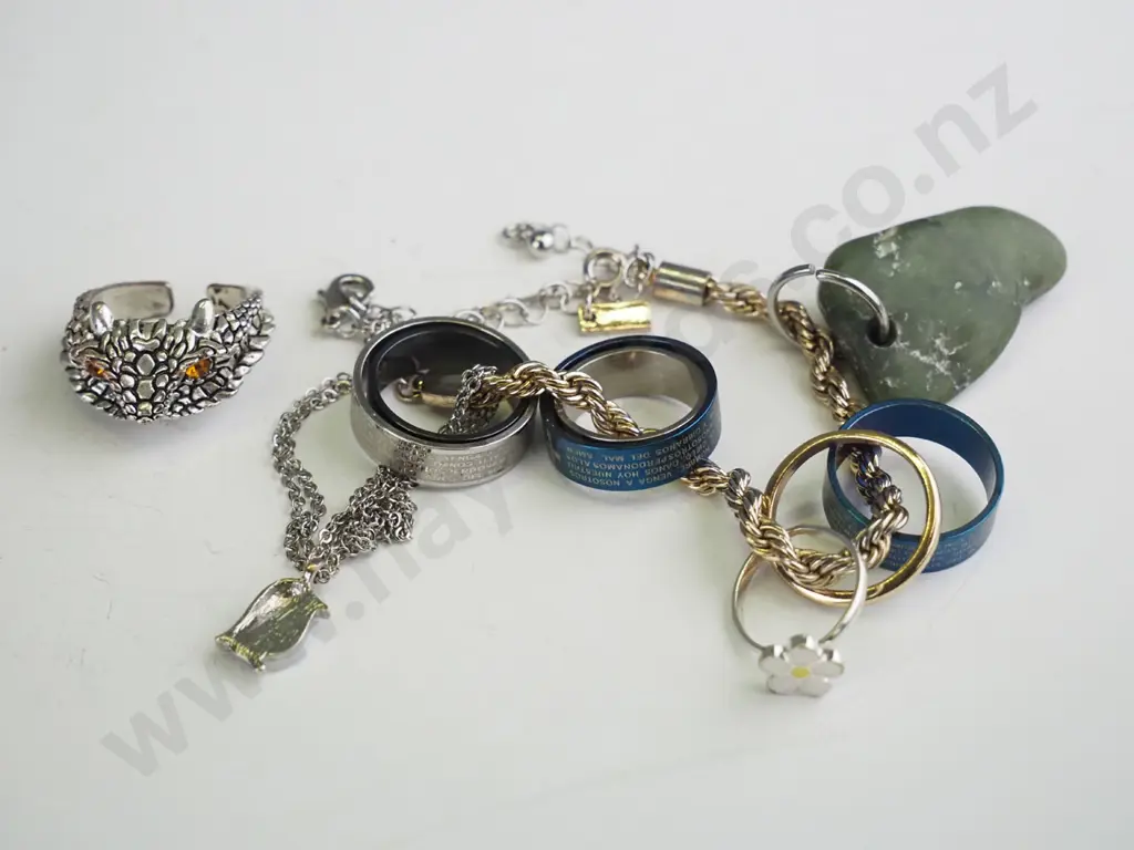 Bag of costume jewellery Image 1++