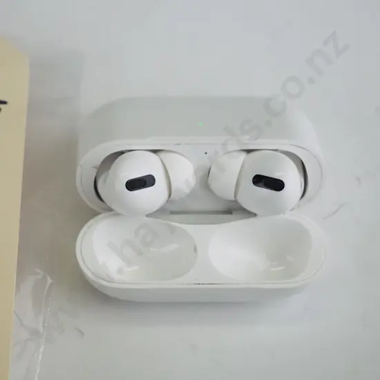 White Apple airpod case with 2 ear buds