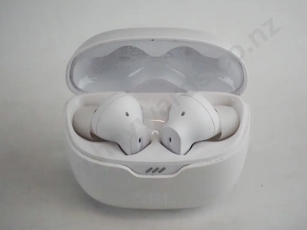 JBL white earpods in case  Image 1++