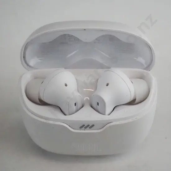 JBL white earpods in case 
