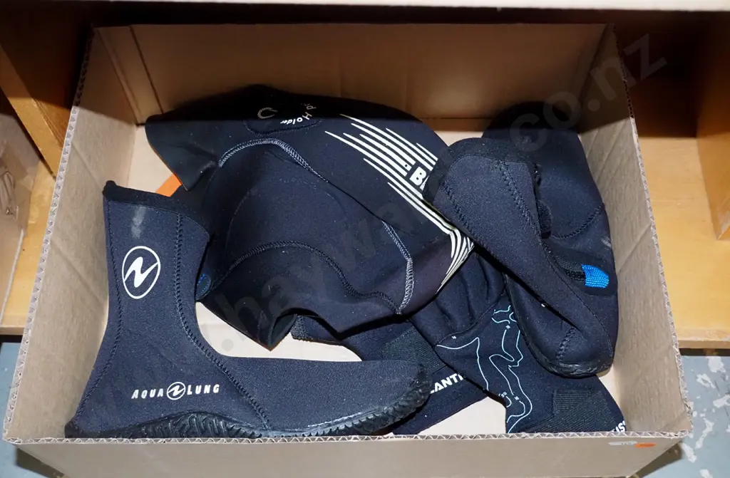 Pair Aqua Lung Booties, Pair Atlantis dive gloves,  Beuchat dive hood Image 1++