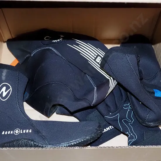 Pair Aqua Lung Booties, Pair Atlantis dive gloves,  Beuchat dive hood