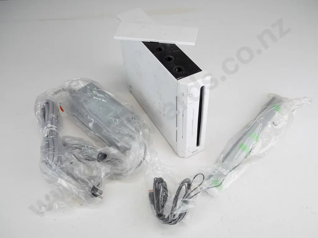 Nintendo Wii, cables and TV sensor bar  Image 1++