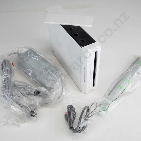 Nintendo Wii, cables and TV sensor bar 