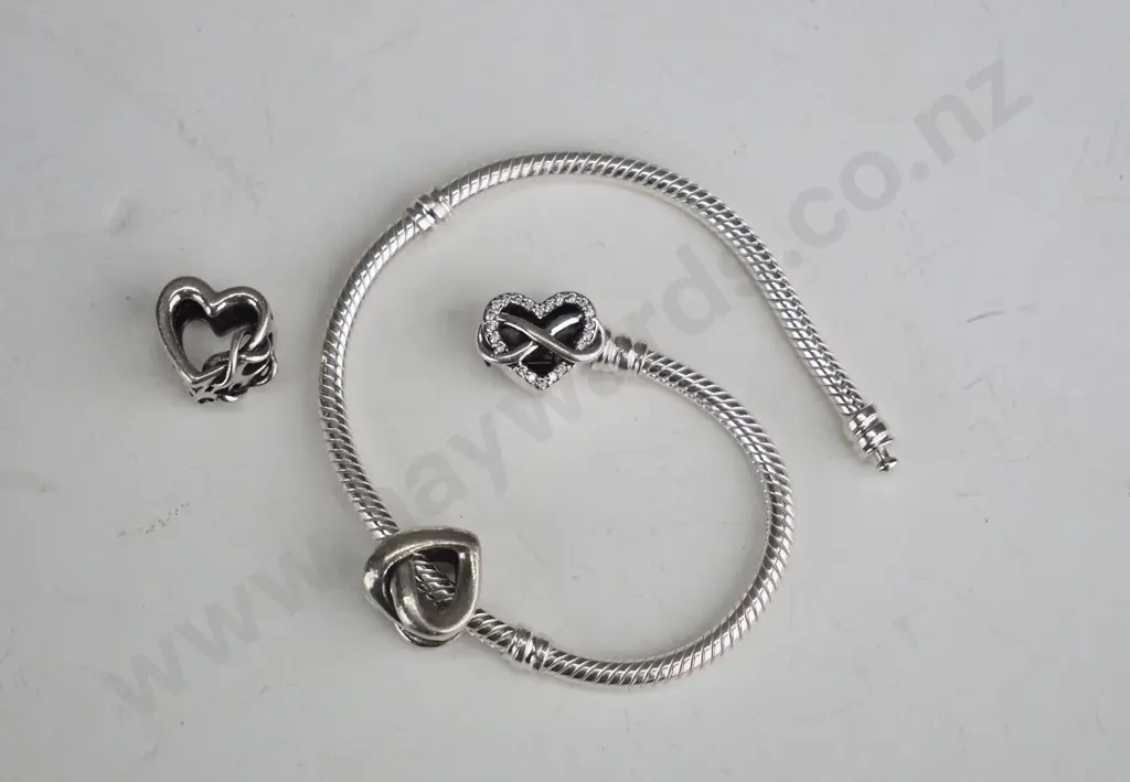 Silver bracelet with 3 hearts charm Image 1++