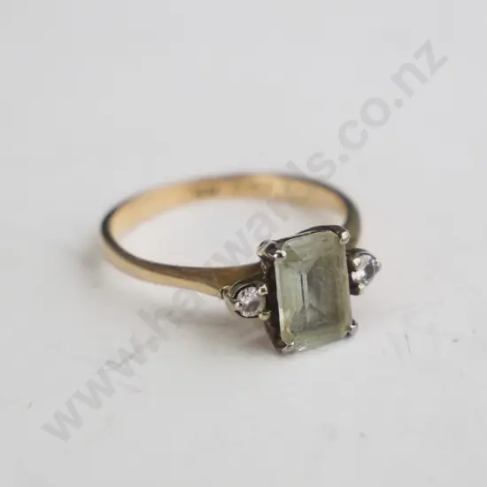 Small  gold ring with large aquamarine with two diamonds?  585