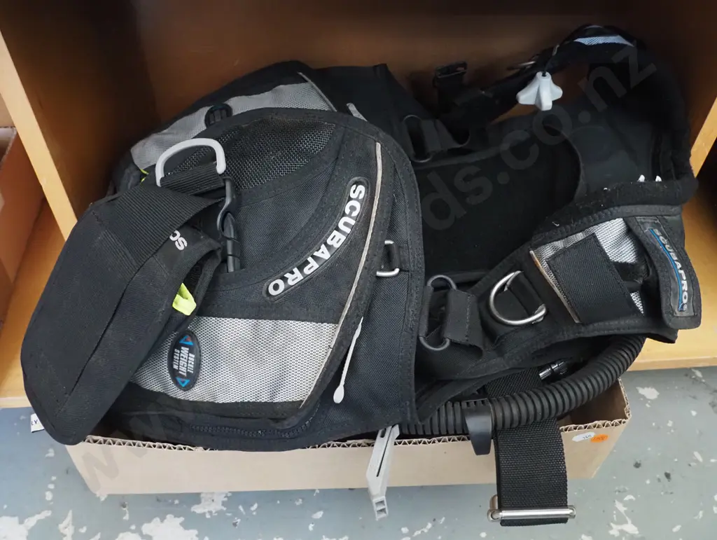Scubapro dive vest & regulator Image 1++