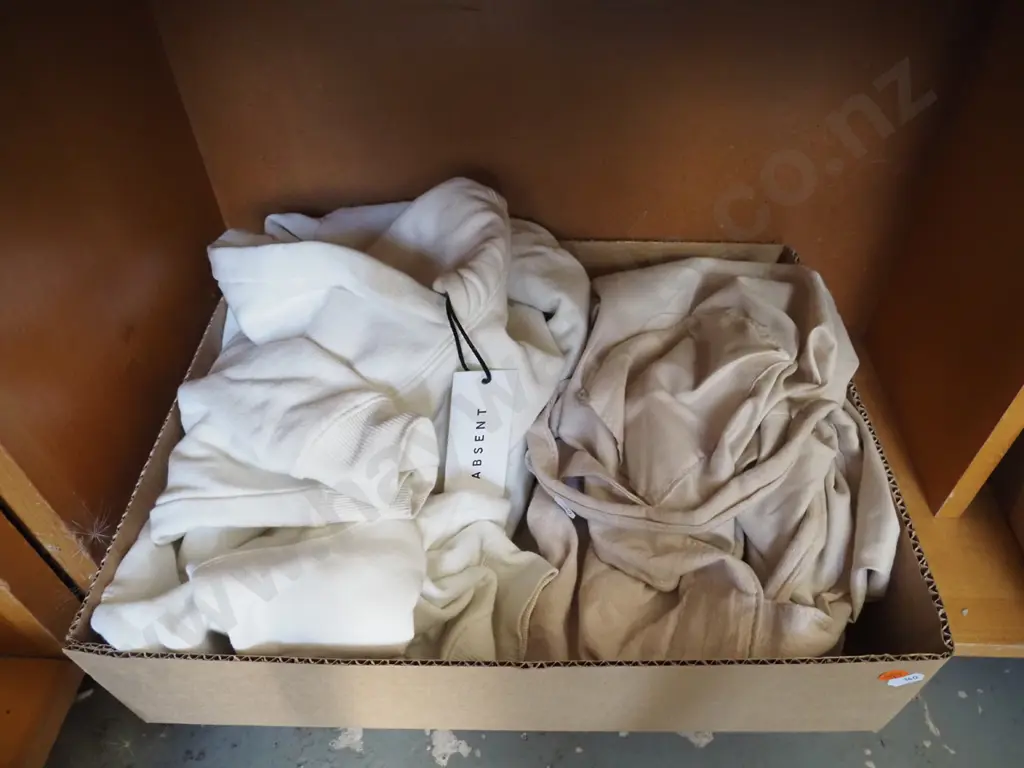 white bag and jersey Image 1++