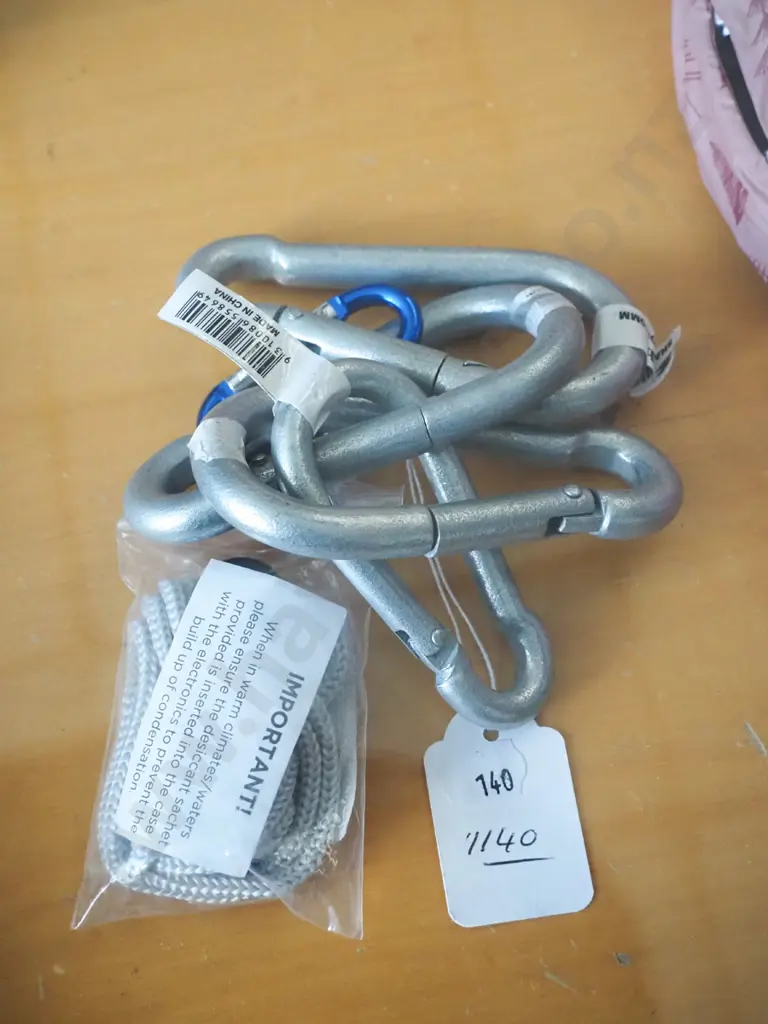 4 x silver carabiners, 1 x blue carabiner, 1 x cord Image 1++
