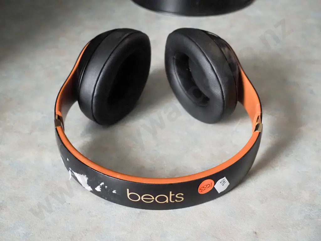 Beats headphones brown/black Image 1++