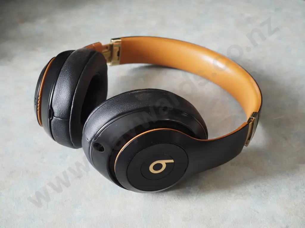 Beats headphones brown/black Image 1++