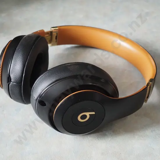 Beats headphones brown/black