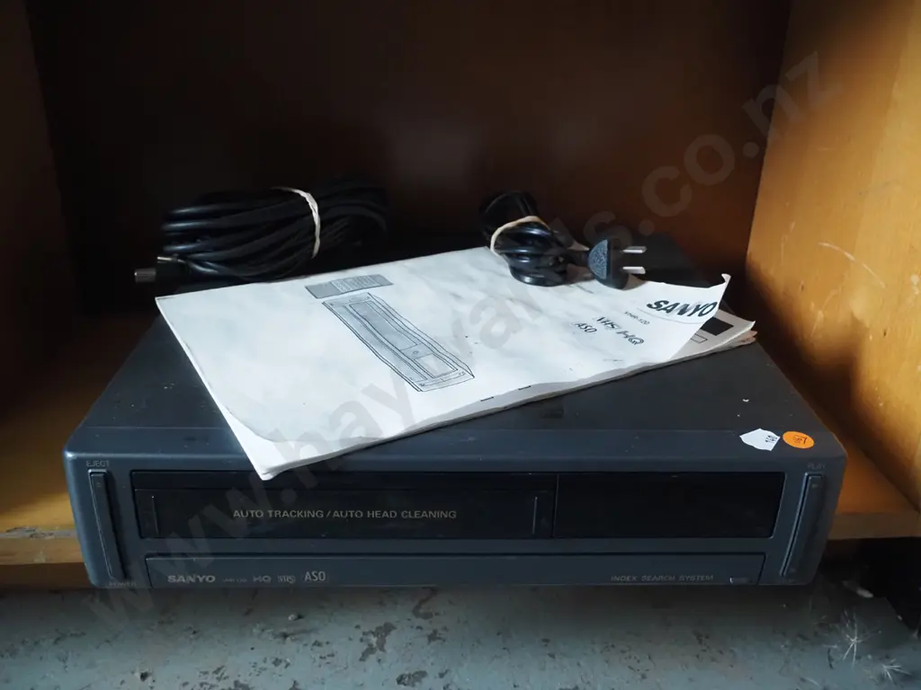 Sanyo video  cassette recorder with original instructions  Image 1++