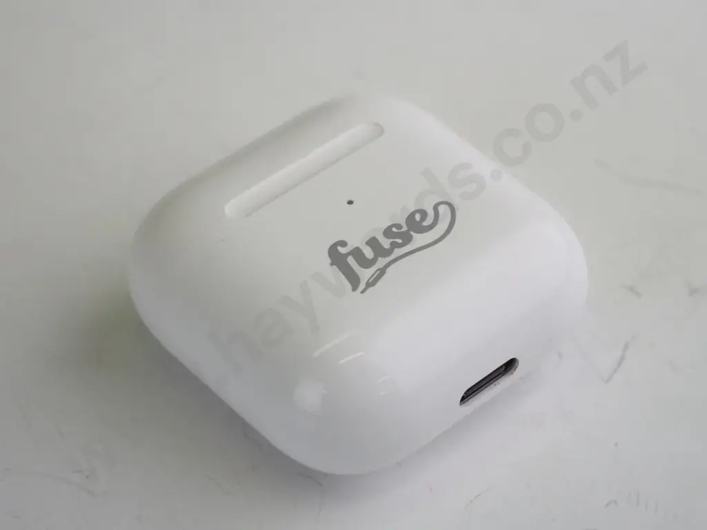 "Fuse"" Ear Pods in white case Image 1++