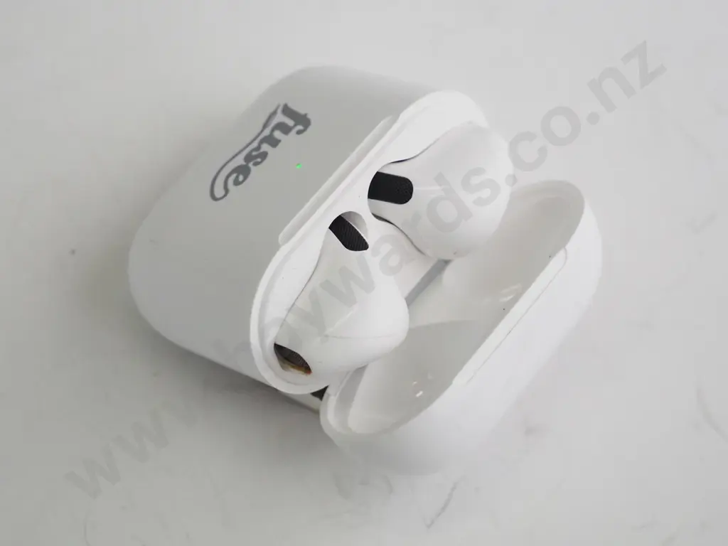 "Fuse"" Ear Pods in white case Image 1++