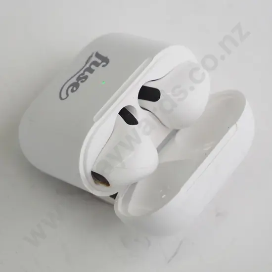 "Fuse"" Ear Pods in white case