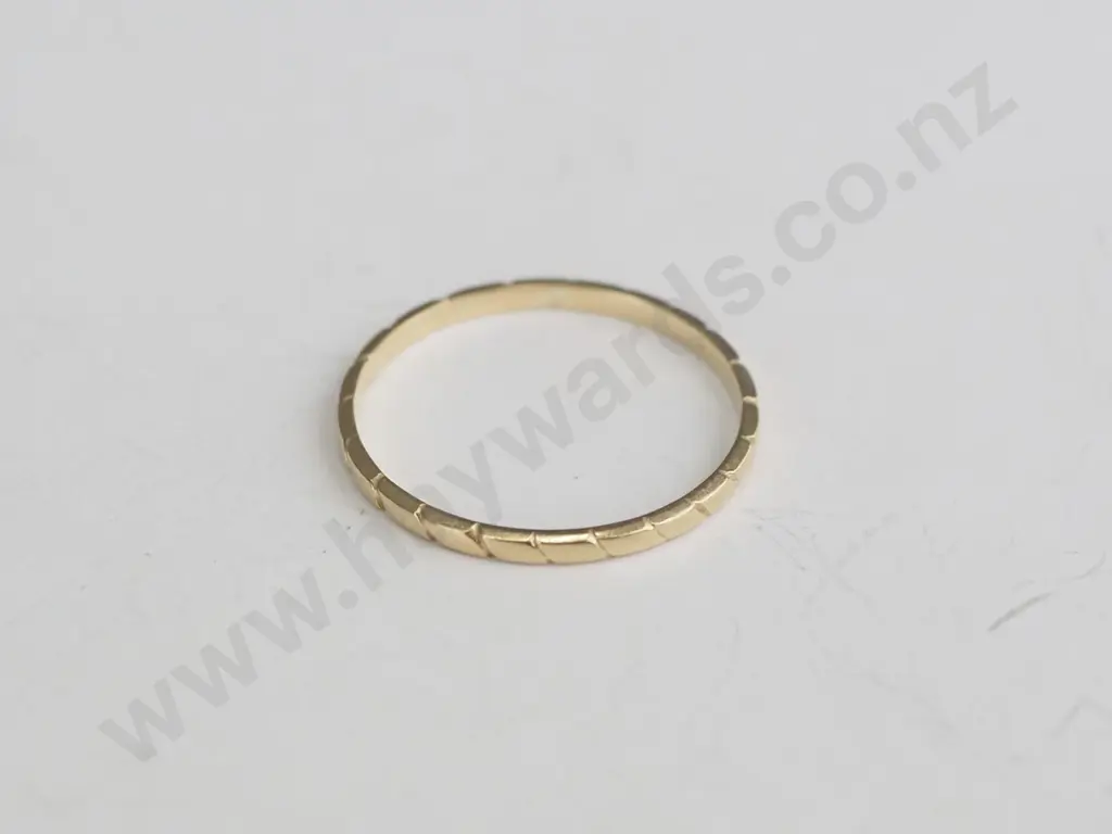 Small thin gold band nil markings Image 1++