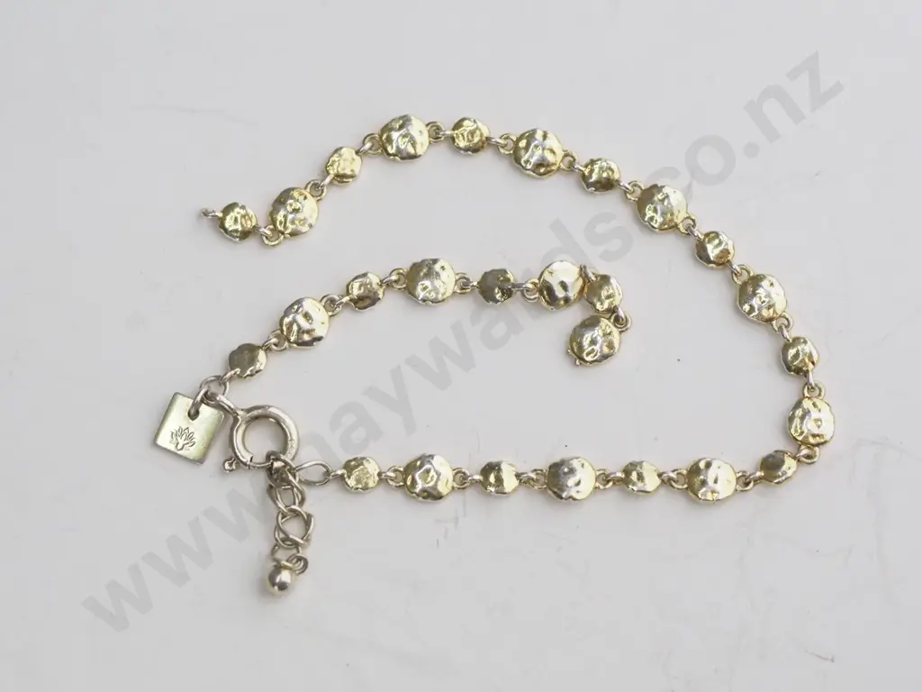 Gold linked chain bracelet with hammered disks Image 1++