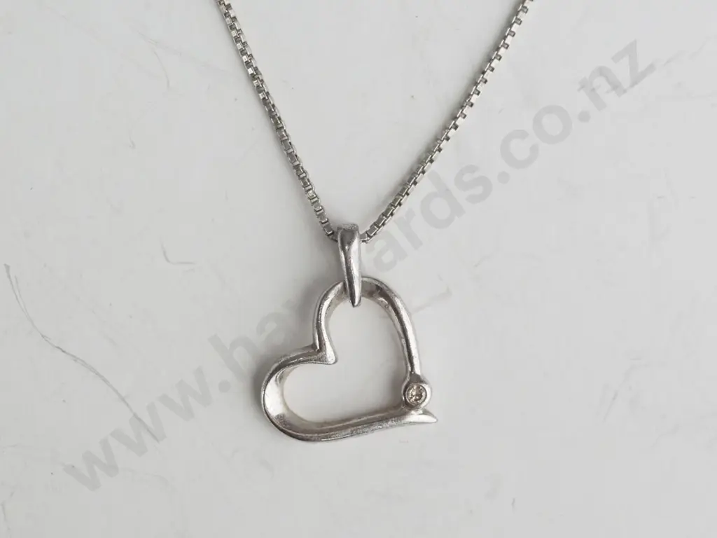 Silver chain and heart pendant Image 1++