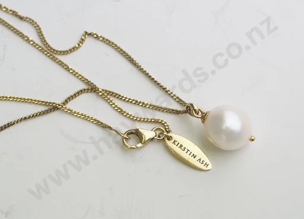 Gold coloured chain with a pearl pendant Image 1++