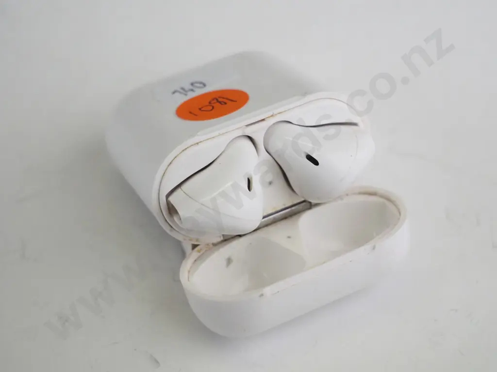 Knockoff apple airpods in case Image 1++