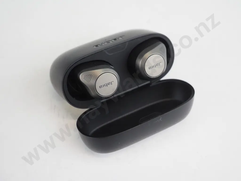 Jabra black earpods in case  Image 1++