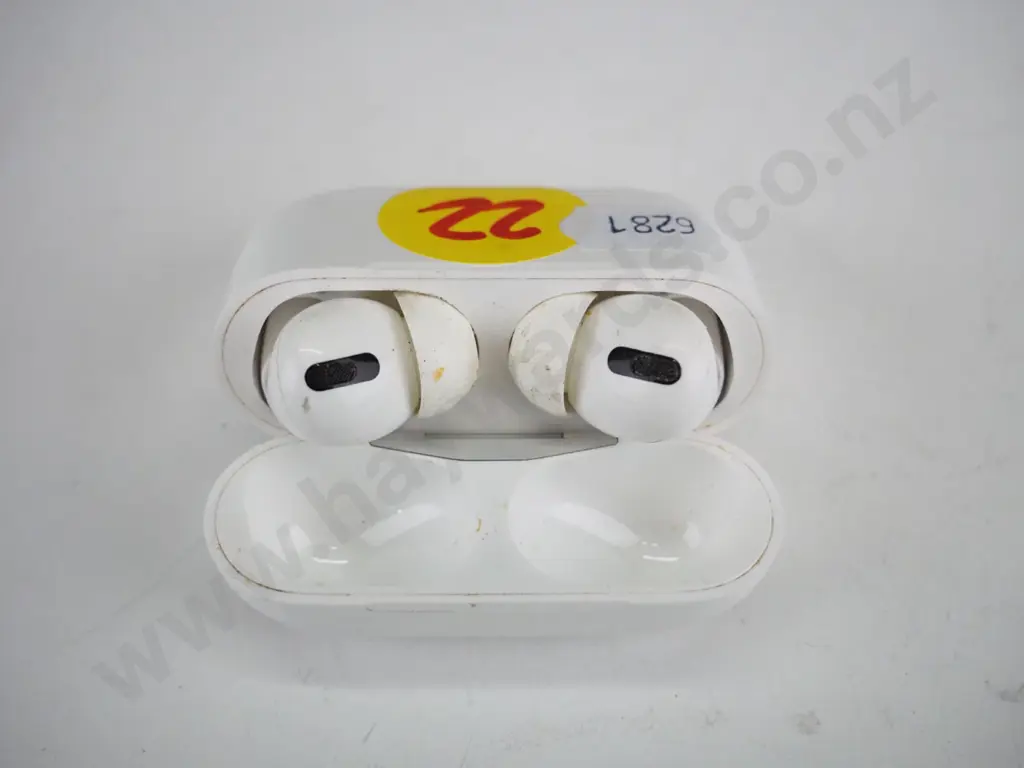 Apple airpods, white in charging case  Image 1++