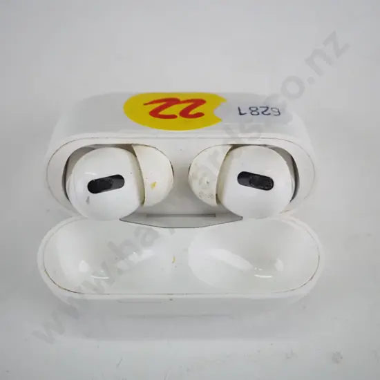 Apple airpods, white in charging case 