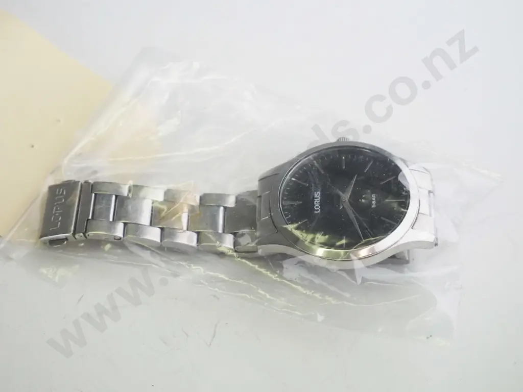 Silver LORUS watch Image 1++