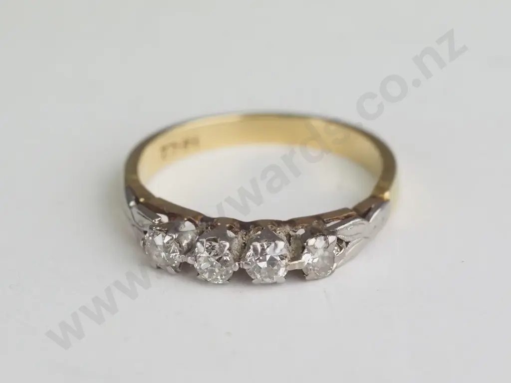 18ct ring with 4 diamonds? Image 1++