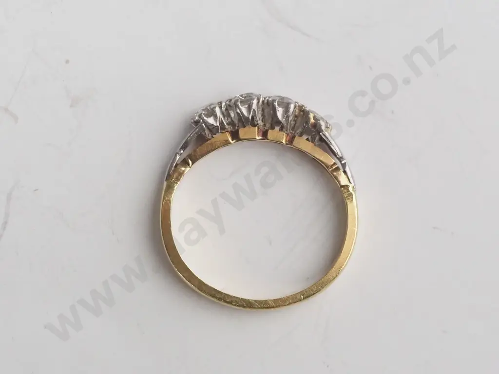18ct ring with 4 diamonds? Image 1++