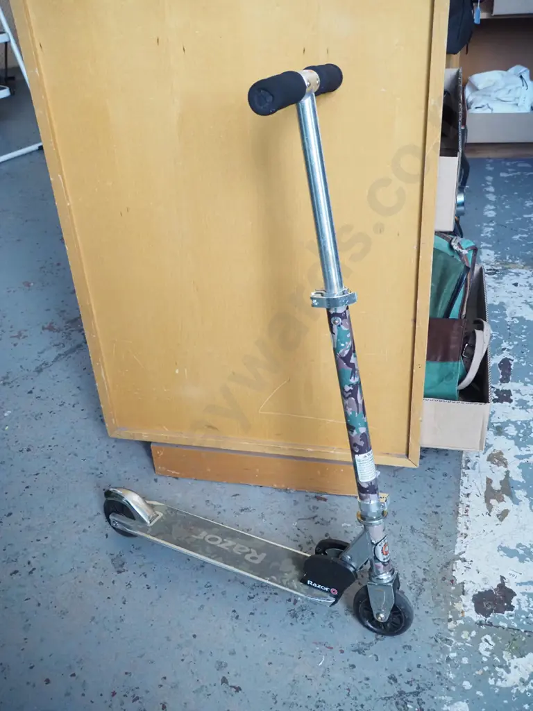 Silver and Camo Razor Scooter Image 1++