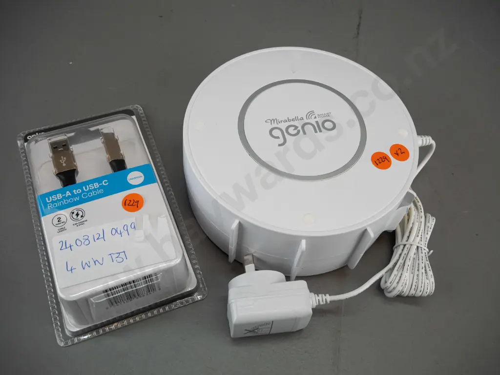 Mirabella Genio Wi-Fi Nebula & Star projector, plus USB-A to  USB-C rainbow connector Image 1++