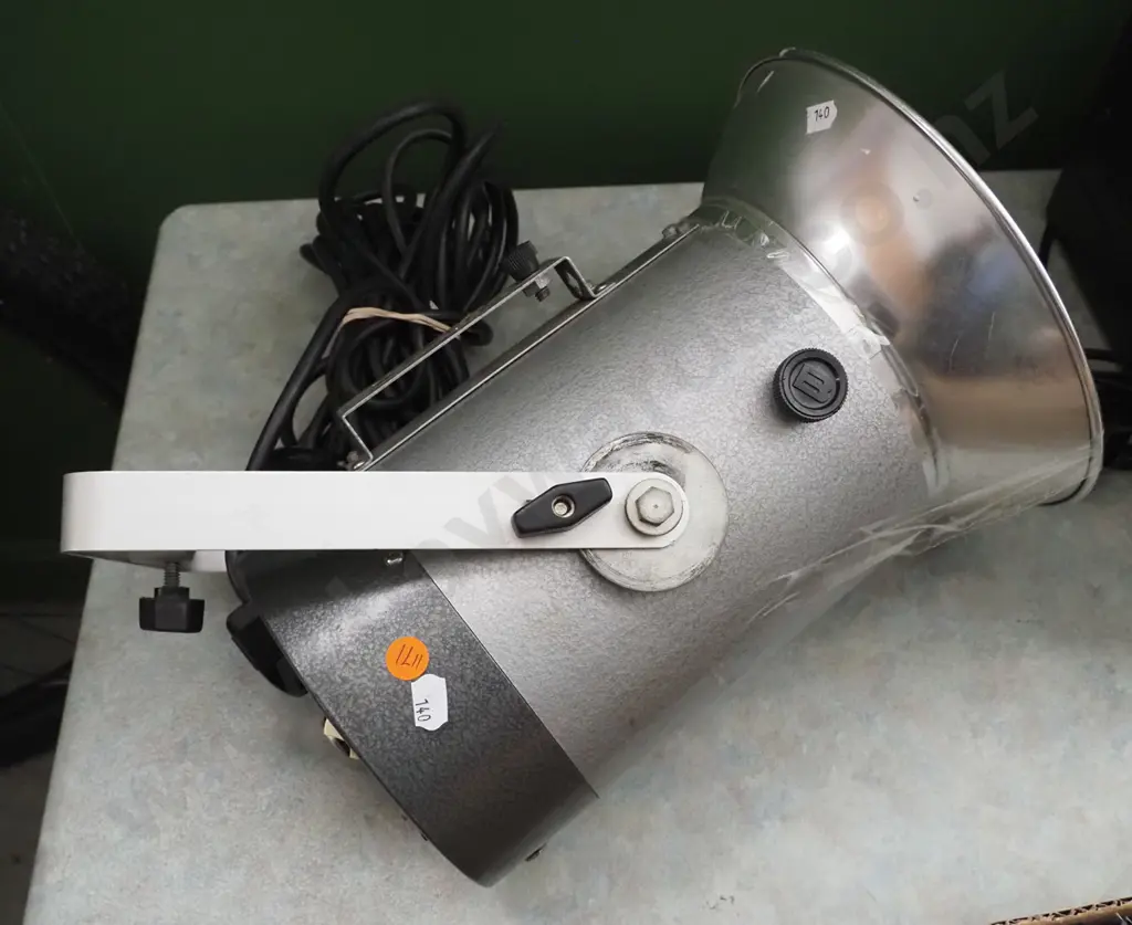 Studio light (poor condition) Image 1++