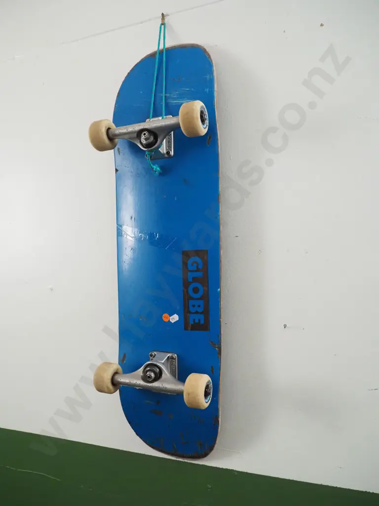 Globe skate board - Black top blue base. Image 1++