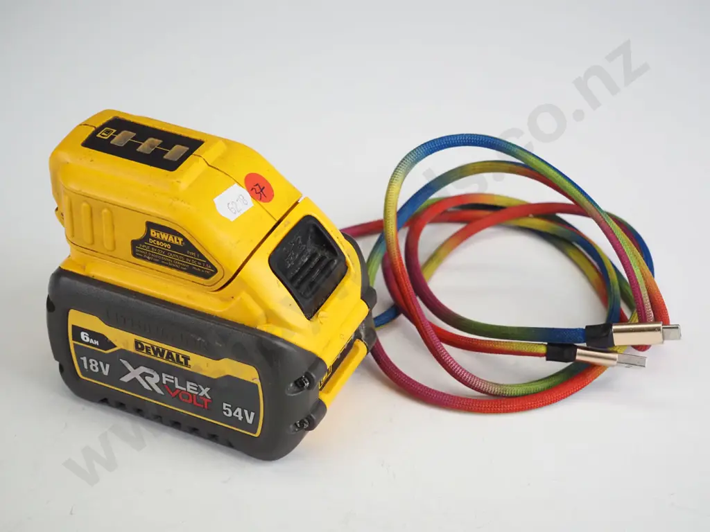 DE WALT Battery, charger and cable Image 1++