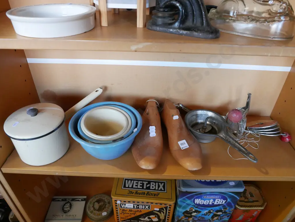 shelf; enamel bowls, pot, shoe laste etc Image 1++