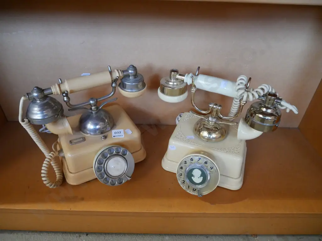 2x reproduction telephones Image 1++