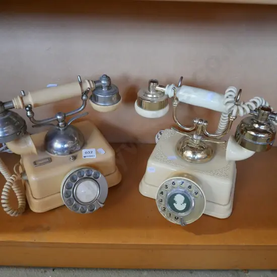 2x reproduction telephones
