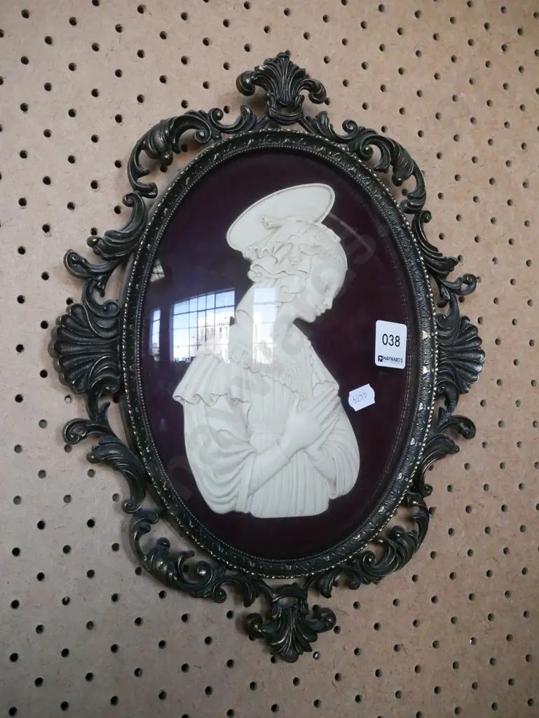 framed silhouette in convex glass Image 1++