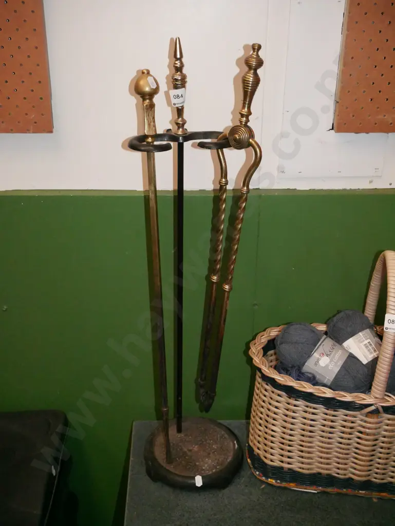 part brass fire set Image 1++