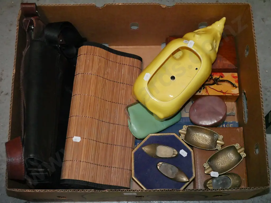 box; hand bags, placemats, brush, ashtrays etc Image 1++