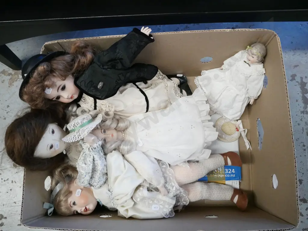 box; 4x display dolls, 1 other doll Image 1++