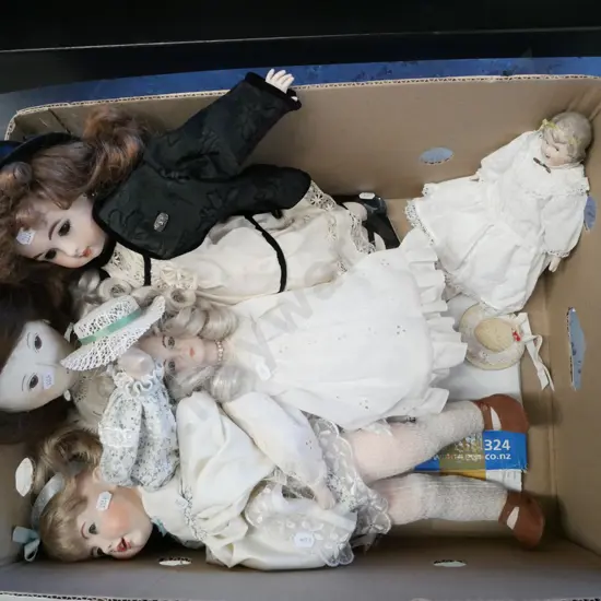 box; 4x display dolls, 1 other doll