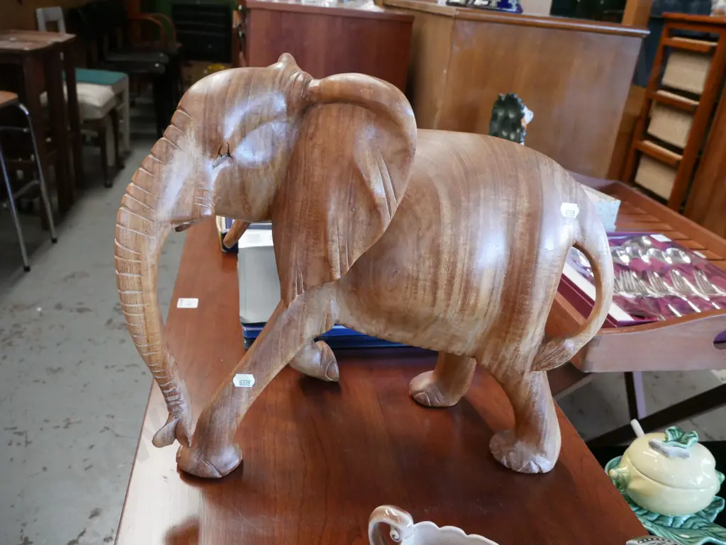 carved wooden elephant figurine H-340 Image 1++