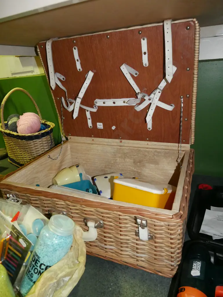 picnic hamper and contents Image 1++