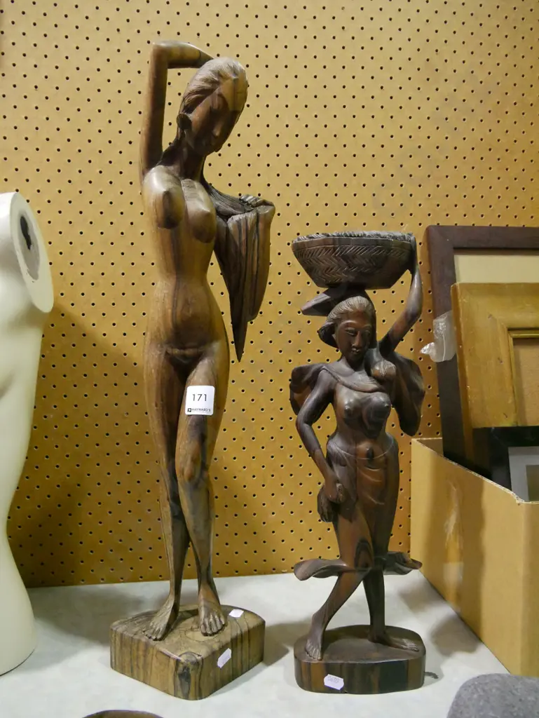 2x carved wooden female figurines H-570 Image 1++