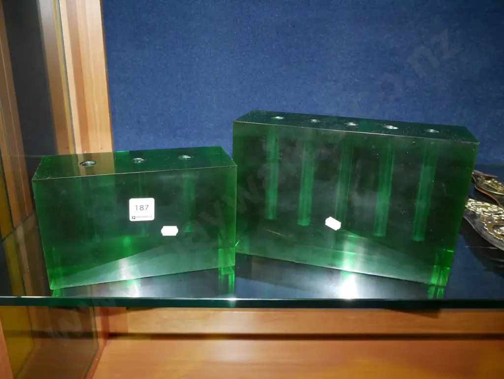 2x green acrylic vases H-165 Image 1++